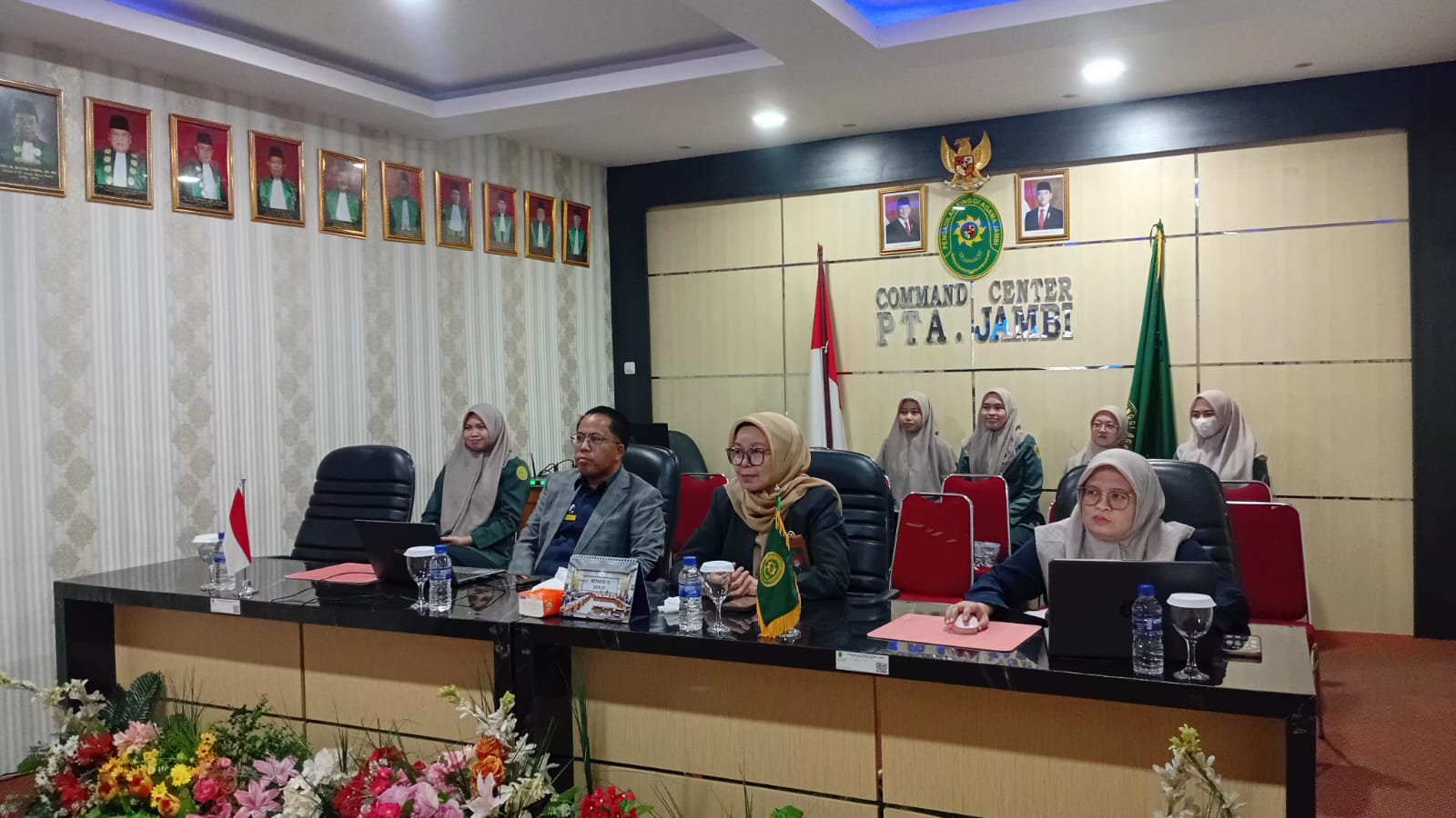 Dalam rangka meningkatkan kualitas pengelolaan informasi dan publikasi kelembagaan, YM Hakim Tinggi, Kepala Bagian Umum dan Keuangan (Kabag UM/KU), Kepala Subbagian Kepegawaian/Teknologi Informasi (Kasubbag Kepegawaian/TI), serta Tim Website, Berita, dan 