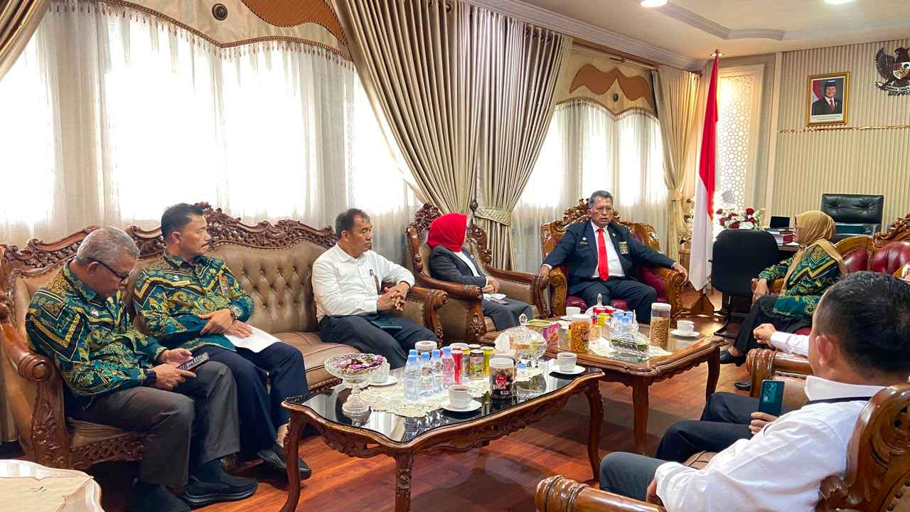 Ketua Beserta Hakim Tinggi dan Sekretaris Hadiri Rapat Persiapan Pembinaan Hakim Agung di Pengadilan Tinggi Jambi